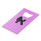 プードルが付いている完全にピンクのシェブロン クレジットカード栓抜き (正面アングル)