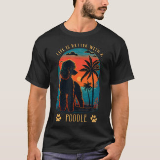 プードルと過ごす日没のビーチ リトロなデザイン Tシャツ