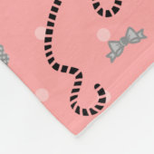 プードルのスカートのレトロのピンクおよび黒い50sパターン フリースブランケット (角)