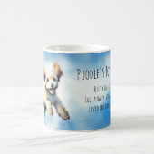 プードルの喜びあふれる跳躍マグ コーヒーマグカップ (中央)