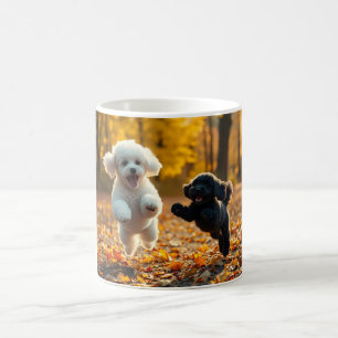 プードルの子犬のジャンプ コーヒーマグカップ