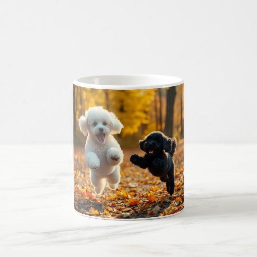 プードルの子犬のジャンプ コーヒーマグカップ (中央)