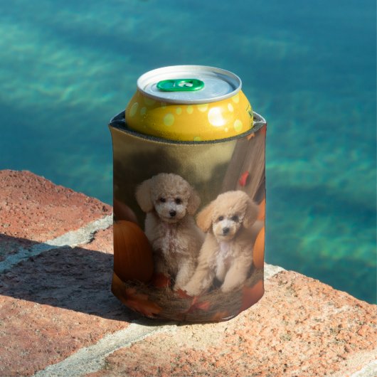 プードルの子犬の秋の喜びのかぼちゃ 缶クーラー (インサイチュ プール)