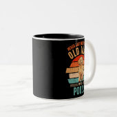 プードルを持つ老人を決して過小評価しない ツートーンマグカップ (正面右)