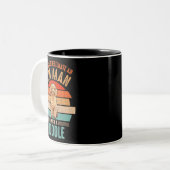 プードルを持つ老人を決して過小評価しない ツートーンマグカップ (正面左)