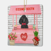 プードルドッグバレンタインデーキスをするス セラミックオーナメント (左)