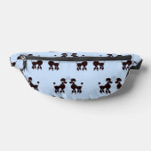 プードルペアの青い背景 ファニーパック (レイダウン)