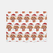 プードル犬がクリスマススターを育てる フリースブランケット (正面(横))
