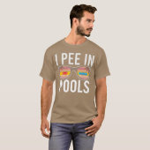 プールでおしっこする一家 Tシャツ (正面フル)