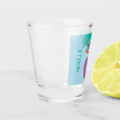 プールでくつろいでいる黒人女性 ショットグラス (左)