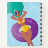 プールでくつろいでいる黒人女性 ノートブック (裏面)