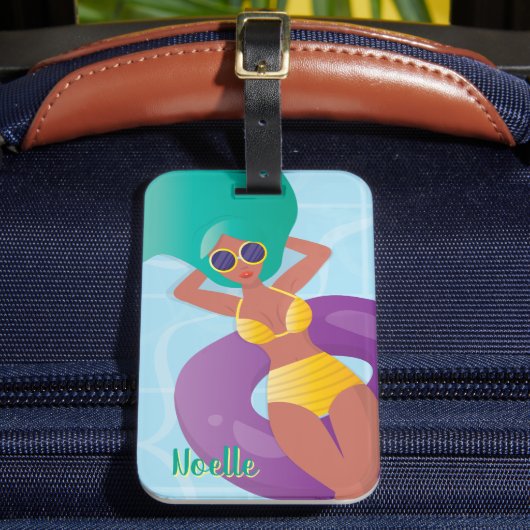 プールでくつろいでいる黒人女性 ラゲッジタグ (正面インサイチュ2)