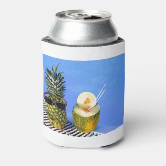 プールでサングラスとメロンを着たパイナップル 缶クーラー (缶裏面)
