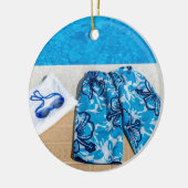 プールでスイミングトランクスのゴーグルとタオル セラミックオーナメント (左)