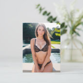 プールでランジェリーでブルネット ポストカード (スタンド正面)