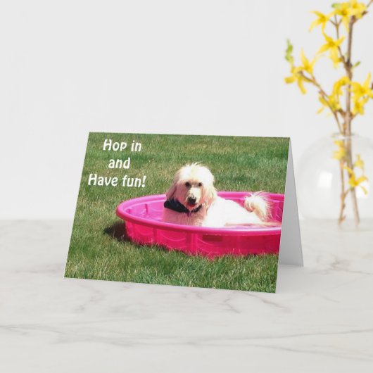 プールにいる犬は飛び込むと楽しむ誕生日 カード (黄色い花)