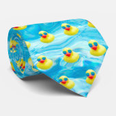 プールにサングラスを持つイエローアヒル ネクタイ (ロール)