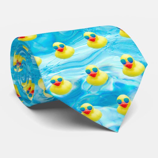 プールにサングラスを持つイエローアヒル ネクタイ (ロール)