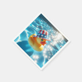 プールに愛国的な黄色のゴムガモ スタンダードカクテルナプキン (角)