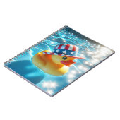 プールに愛国的な黄色のゴムガモ ノートブック (左側)