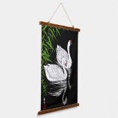 プールに白い白鳥2羽 – ヴィンテージ 吊り下げ型タペストリー (傾斜あり)