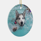 プールのかわいい犬の水泳 セラミックオーナメント (右)