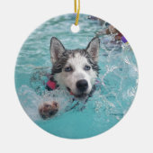 プールのかわいい犬の水泳 セラミックオーナメント (正面)