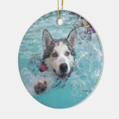 プールのかわいい犬の水泳 セラミックオーナメント (左)