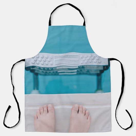 プールのはしごに立つ人 エプロン (正面)