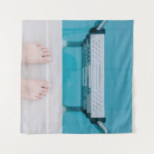 プールのはしごに立つ人 タペストリー (正面(横))