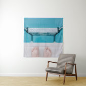 プールのはしごに立つ人 タペストリー (インサイチュ)