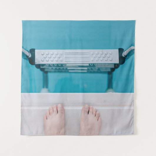 プールのはしごに立つ人 タペストリー (正面)