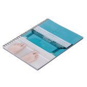 プールのはしごに立つ人 ノートブック (左側)