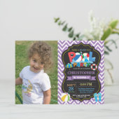 プールのパーティの招待状の紫色のSplishのしぶきの男の子 招待状 (スタンド正面)