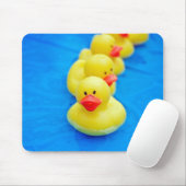 プールの中の黄色いゴムアヒル マウスパッド (マウス)