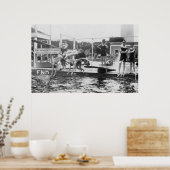 プールの男の子スイミングダイビング1920sで唾を吐かない ポスター (キッチン)