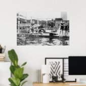 プールの男の子スイミングダイビング1920sで唾を吐かない ポスター (ホームオフィス)