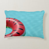 プールの赤と緑の救命ブイ アクセントクッション (裏面)