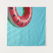 プールの赤と緑の救命ブイ タペストリー (正面(横))