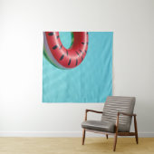 プールの赤と緑の救命ブイ タペストリー (インサイチュ(横))