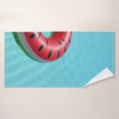 プールの赤と緑の救命ブイ バスタオル (バスタオル)