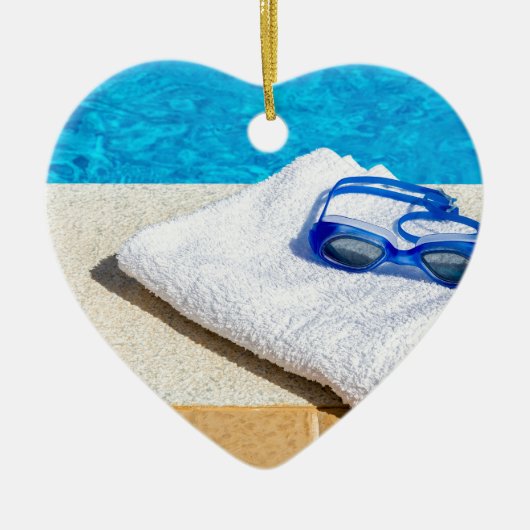 プールの近くの水泳ゴーグルそしてタオル セラミックオーナメント (正面)