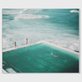 プールべしに立って泳ぐ人々 ラッピングペーパー (フラット)