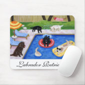 プールを囲んでのパーティのラブラドールのおもしろいの絵を描くこと マウスパッド (マウス)