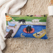 プールを囲んでのパーティのラブラドールのおもしろいの絵を描くこと ランバークッション (ブランケット)