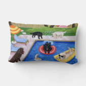 プールを囲んでのパーティのラブラドールのおもしろいの絵を描くこと ランバークッション (裏面)