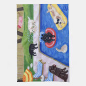 プールを囲んでのパーティのラブラドールの絵を描くこと キッチンタオル (縦)