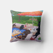プールを囲んでのパーティのラブラドール2の絵画 クッション (裏面)