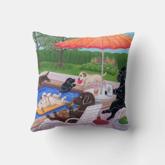 プールを囲んでのパーティのラブラドール2の絵画 クッション (裏面)