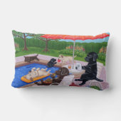 プールを囲んでのパーティのラブラドール2の絵画 ランバークッション (裏面)